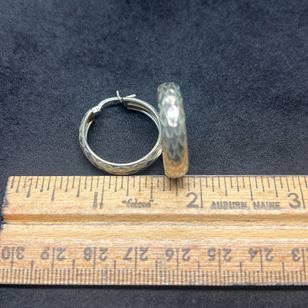 Dimond Pattern Hoop Earrings - Picture 3 of 3
